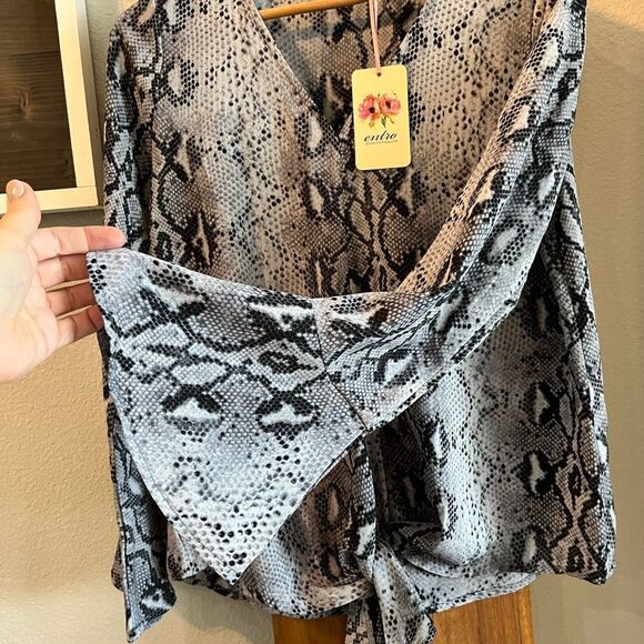 New Entro | Women’s Snake Print Bell Sleeve Top Small - Picture 7 of 12